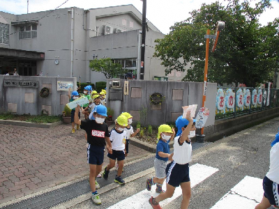 郵便局へ向かう年少児と年長児