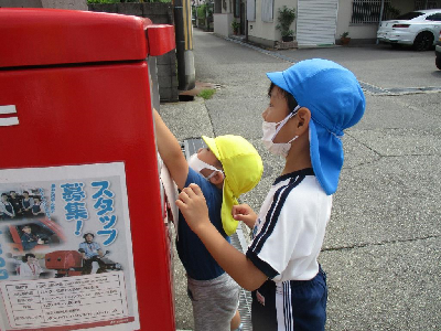 ポストに手紙を投函する年少児