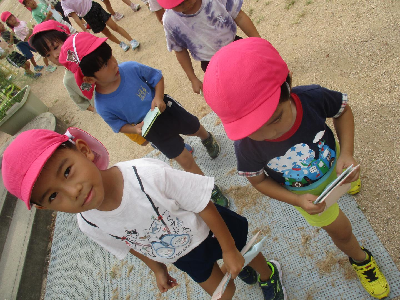 郵便局まで散歩する園児