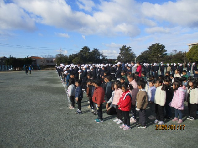 小学校まで避難訓練に行く園児