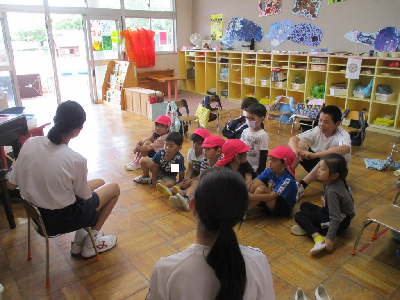 絵本の読み聞かせをしてもらう園児
