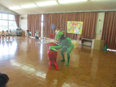 お楽しみ会に参加する園児