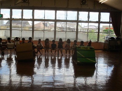 お楽しみ会でのキャタピラ対決