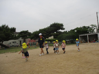 中学生と鬼ごっこをする年少児