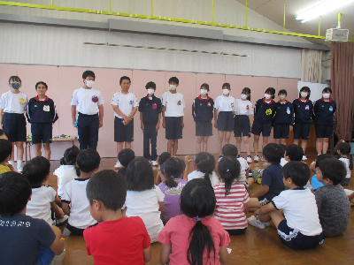 園児の前で最後の挨拶をする中学生