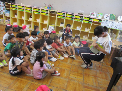 中学生に絵本を読んでもらう園児