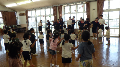 体操をする園児