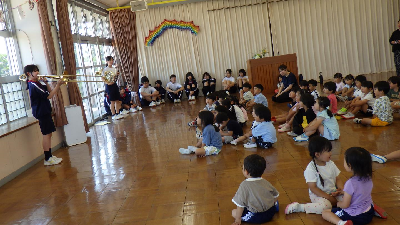 楽器の演奏を楽しむ園児