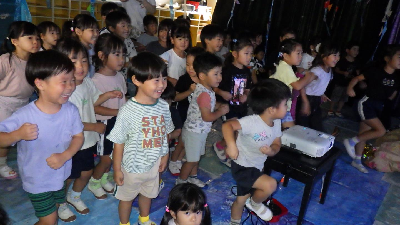 海賊のダンスをする園児