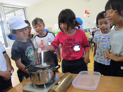 団子を作る年長児
