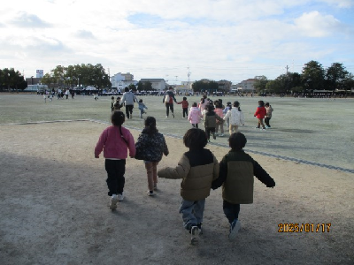 避難訓練をする園児
