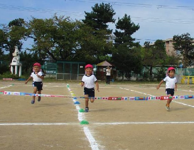 かけっこをする園児