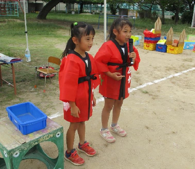 運動会の司会をする年長児
