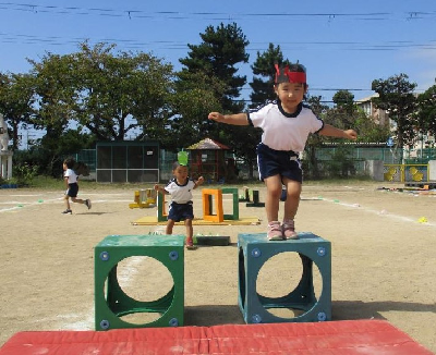 虫になってサーキットを楽しむ年少児
