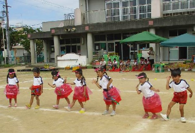 可愛い衣装を着て踊る年少児