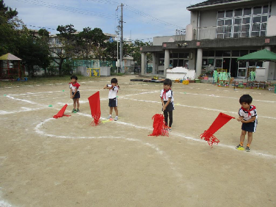 旗を持って踊る年中児