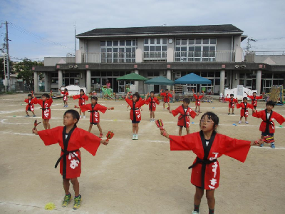 鳴子をもって踊る年長児