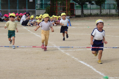 かけっこをする年少児