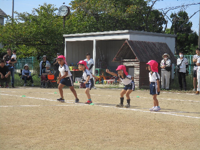 運動会でかけっこをする園児