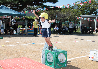 サーキット遊びをする年少児