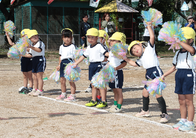 ポンポンをもって踊る年少児