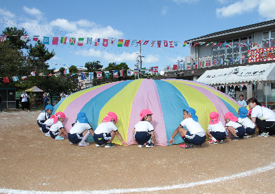 バルーンをする園児