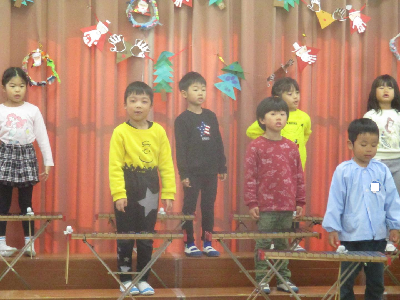 歌をうたう年長児