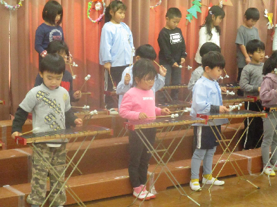 木琴奏をする年長児