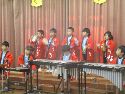 楽器を演奏する年長児