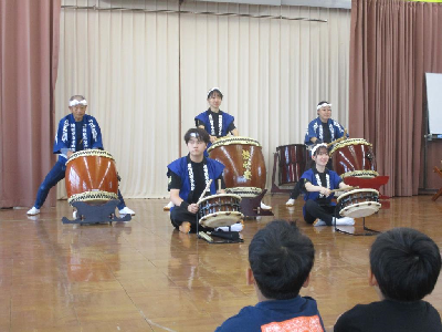 和太鼓鑑賞をする園児