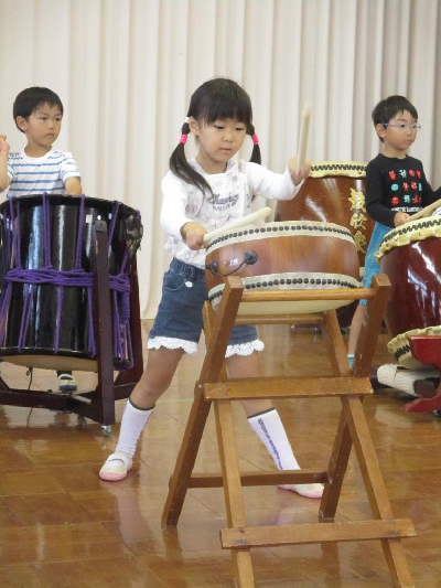実際に和太鼓をたたく園児