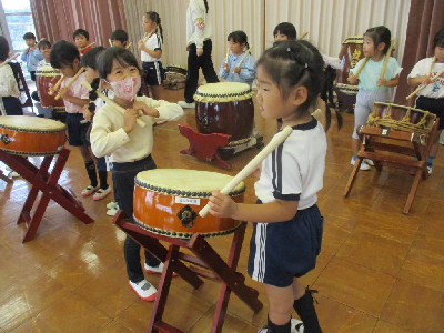 和太鼓をたたく園児