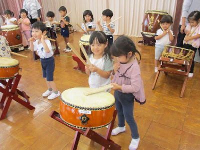 和太鼓を楽しむ園児