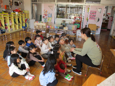 お別れ会の話をする年中児