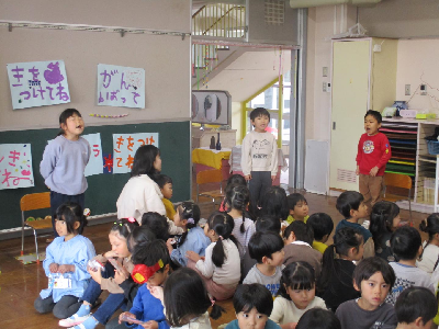 歌のプレゼントをする園児