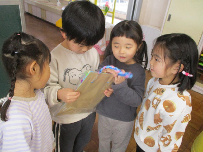 もらったプレゼントを見る年長児