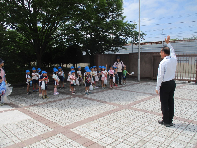 校長先生に挨拶をする園児