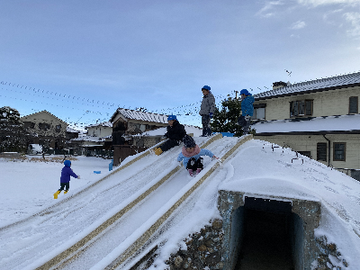 雪の滑り台