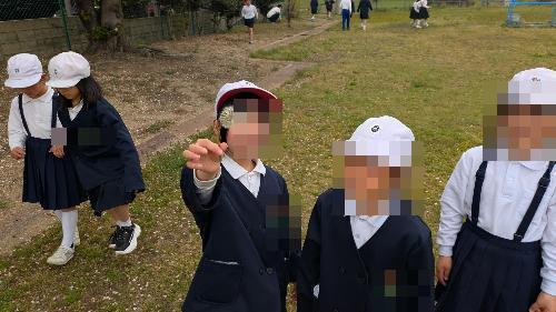 花を見つけた2年生の様子