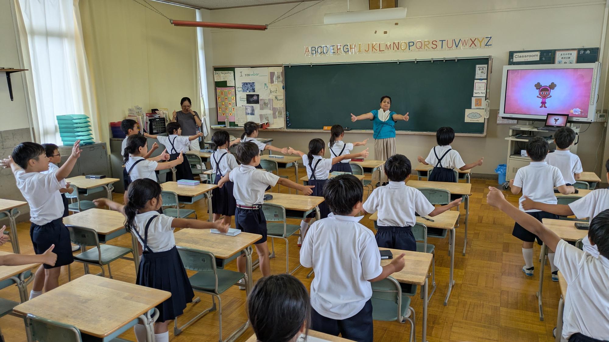 ALTの先生とダンスをする様子