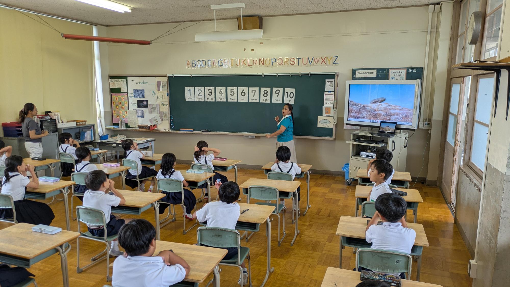 ALTの先生と数字を勉強する様子