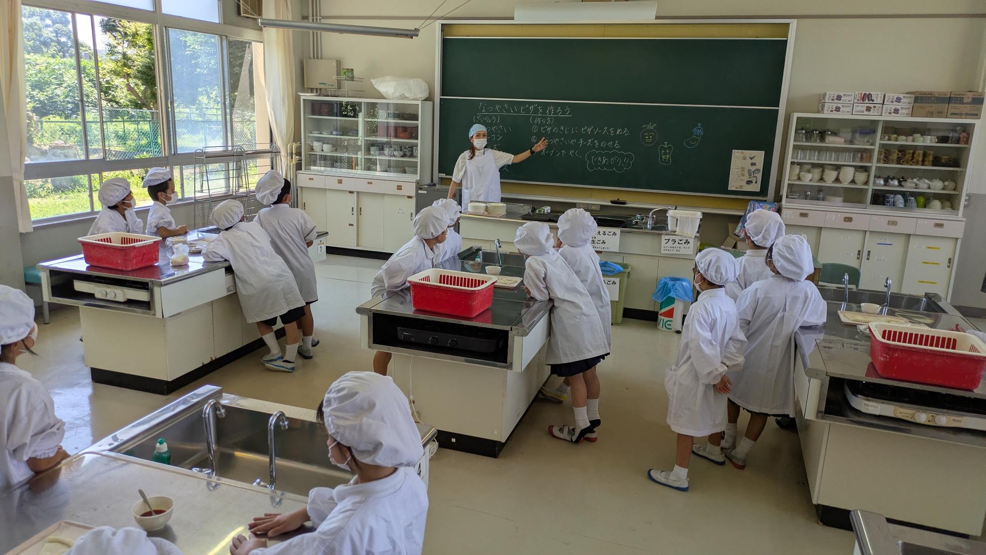 先生から作り方の説明を聞く様子