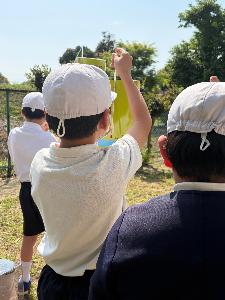温度計を使って気温を測りました。