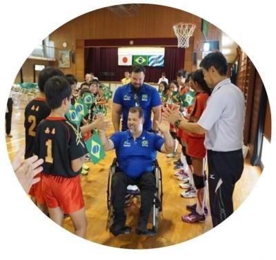 氷丘南小学校にて行われた歓迎セレモニーの様子