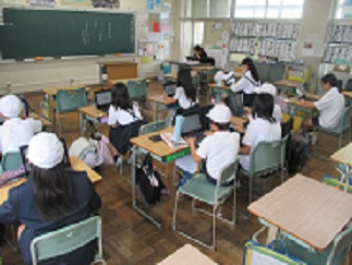 生活委員会の活動の様子。発表のための資料をタブレットで作っている。