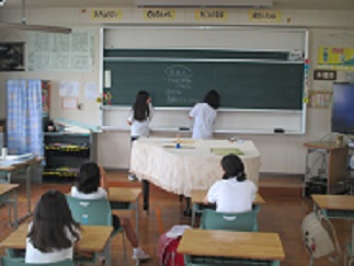 放送委員会の話し合いの様子。活動のふりかえりをしている。