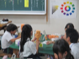 児童の活動の様子。目や頬、あごなど、パーツごとに紙粘土をつけていく。