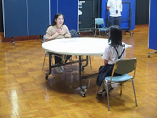 ALTと英語で会話する児童。