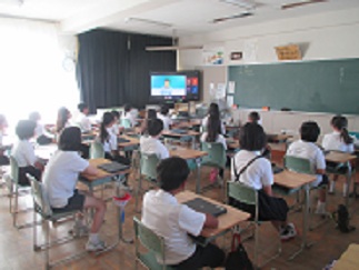 6年生が教室で、姿勢を正して校長先生のお話を聞いている。
