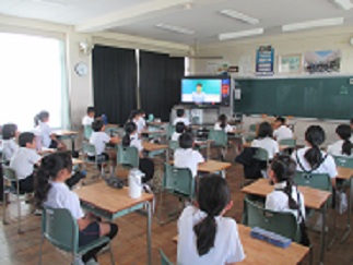 5年生が教室で、姿勢を正して校長先生のお話を聞いている。